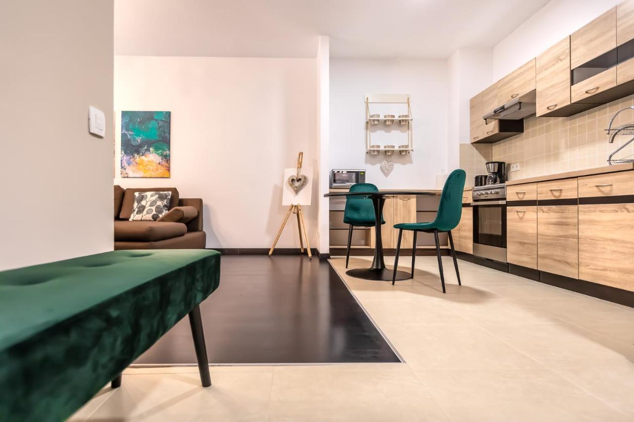 Tampa Gardens Apartments - Adults Only Брашов Екстер'єр фото